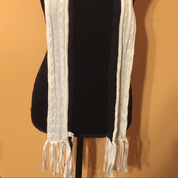 Xtra Long Blk & Wht Reversible Scarf🧣 - Picture 9 of 15